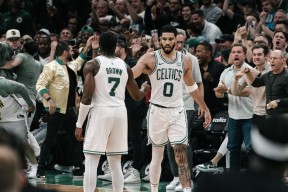 kaiyun集结日突围战来临；波士顿凯尔特人围绕欧篮联调整名单；球迷炸锅；控场能力受关注的简单介绍